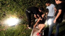 Il marito va a lavorare e la moglie lo tradisce con 3 ragazzi